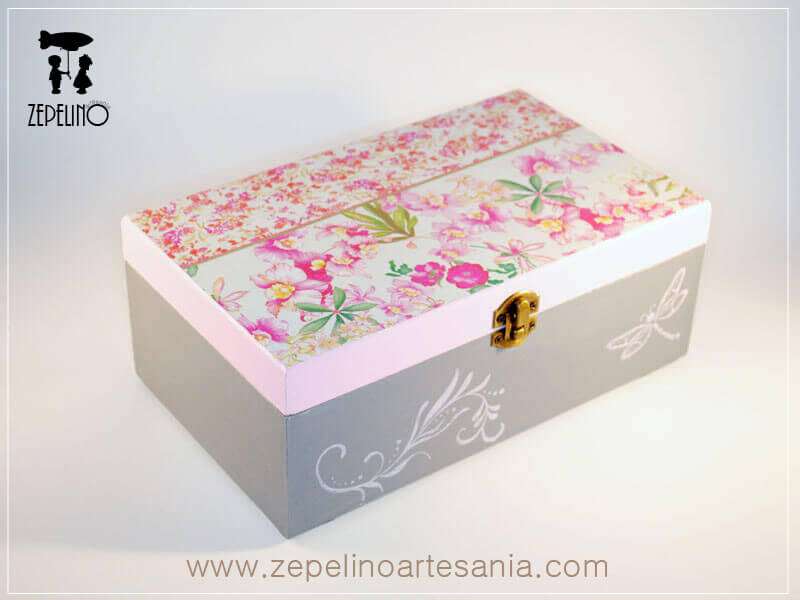 Caja con flores y estarcido